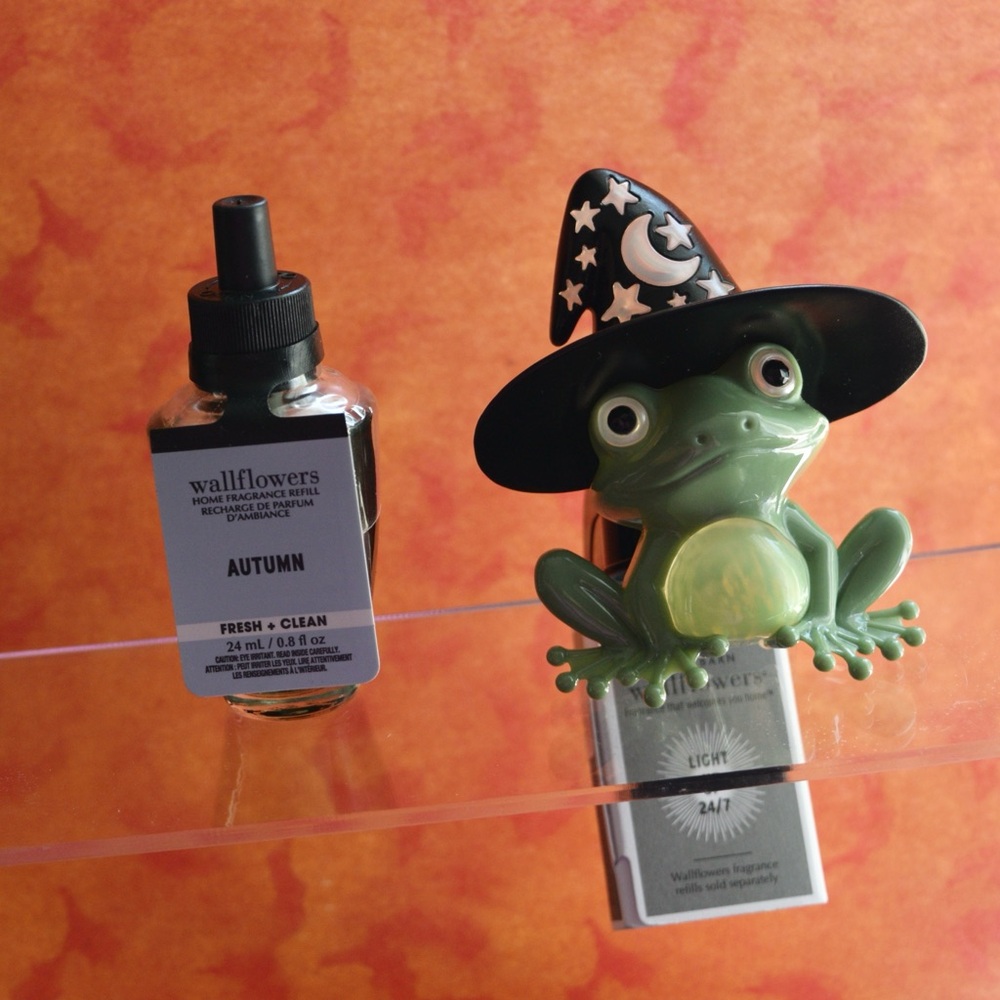 Bath & Body Works Wallflower Plug Witchy Frog Nightlight with 1 Bulb Halloween